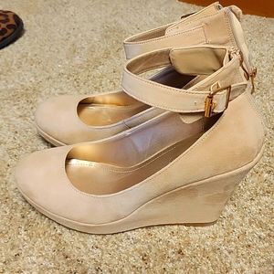 Size 9 1/2 nude wedge shoes soooo cute!